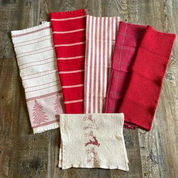 🎉HOST PICK🎉Lot of 6 Holiday / Christmas Tea Towels - Picture 1 of 1